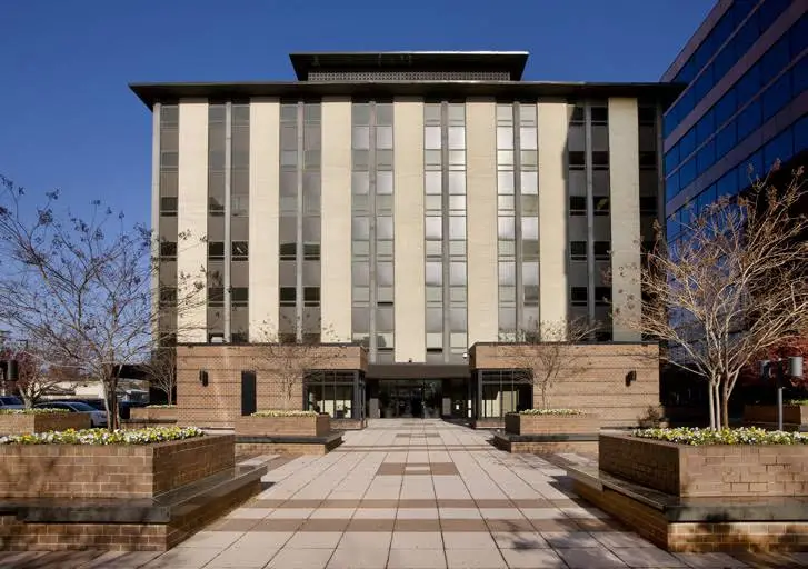 Emergency Dental Care USA - Professional dental clinic exterior with modern facilities