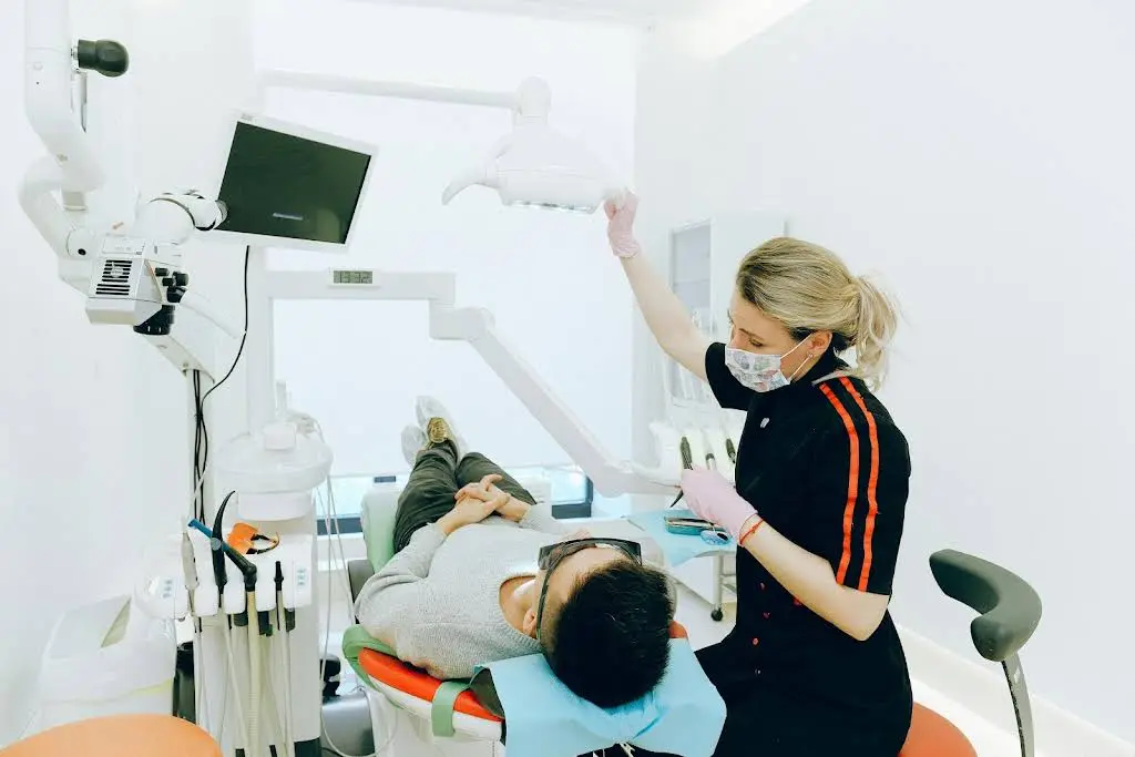 Best Dentist - Professional dental clinic exterior with modern facilities