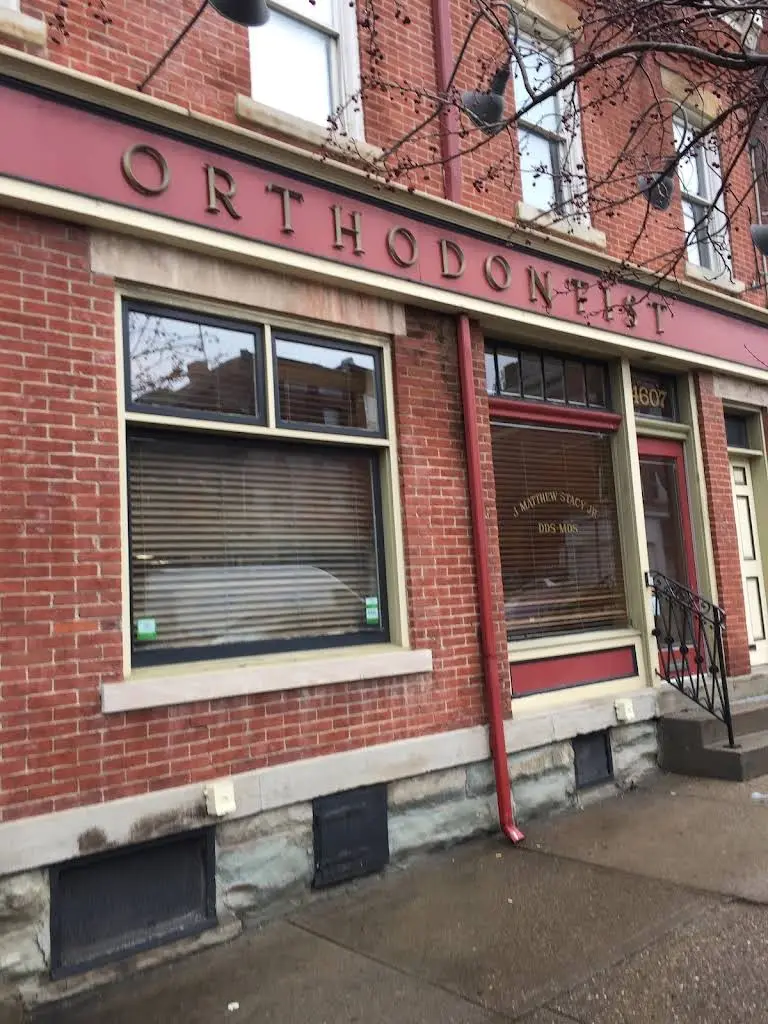 Stacy Orthodontics - Professional dental clinic exterior with modern facilities