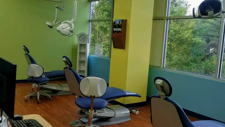 Lanz Pediatric Dentistry - Professional dental clinic exterior with modern facilities