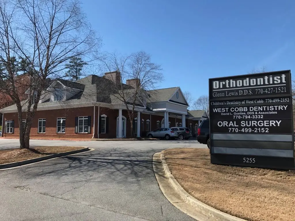 Masterpiece Smiles Orthodontics - Professional dental clinic exterior with modern facilities