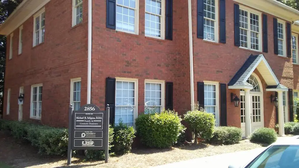 Michael B Seligson, DDS - Professional dental clinic exterior with modern facilities