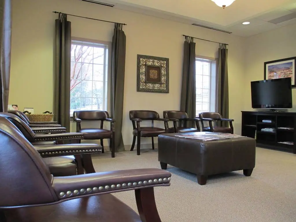 Duluth Dental Associates - Professional dental clinic exterior with modern facilities