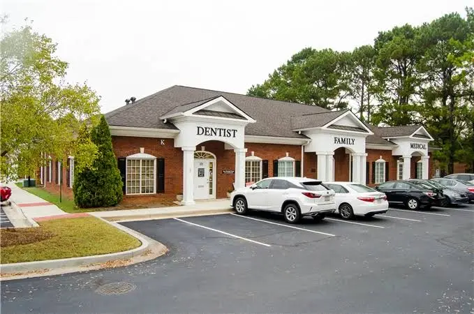 Ace Family Dental & Cosmetic Dentist - Professional dental clinic exterior with modern facilities