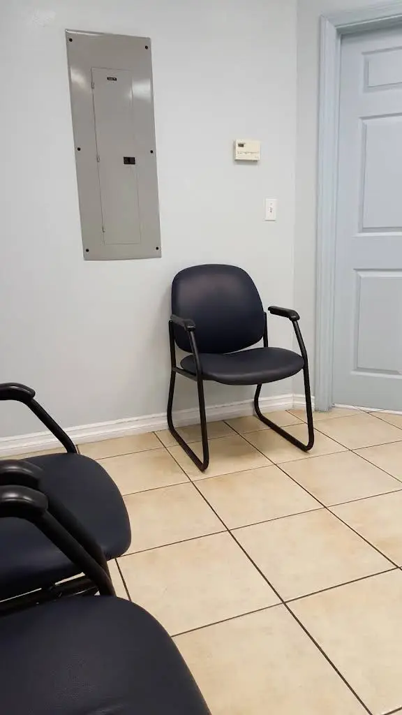 Dental Hispana - Professional dental clinic exterior with modern facilities