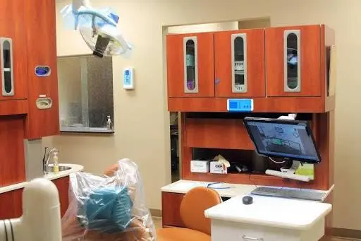 Smiles of Peoria - Professional dental clinic exterior with modern facilities