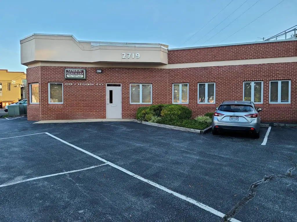 RenovaSmiles - Professional dental clinic exterior with modern facilities