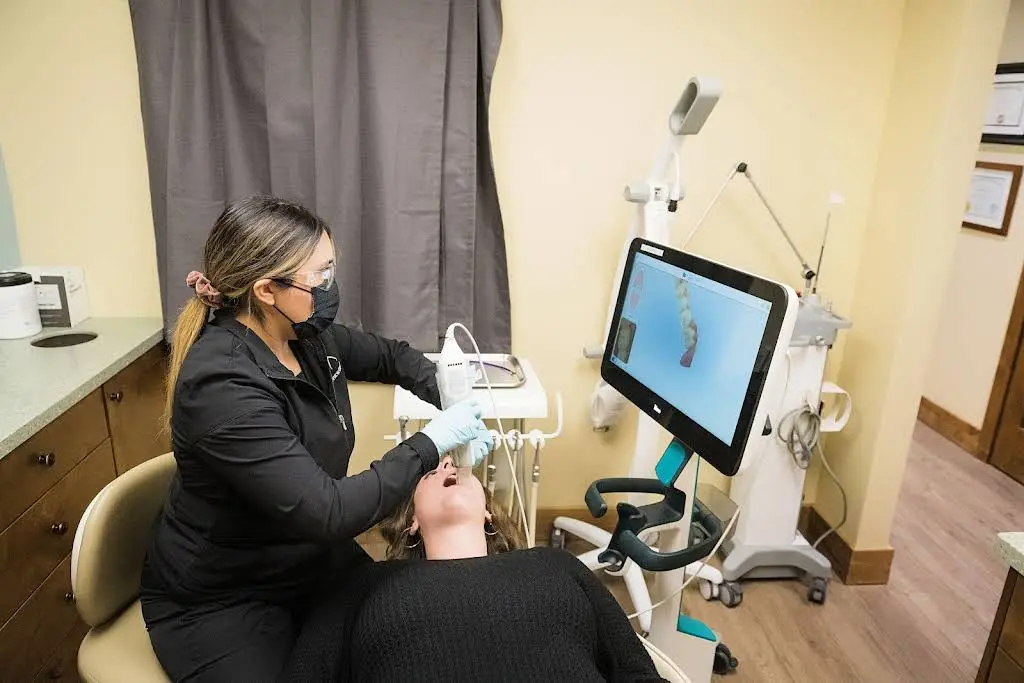 Grandview Dental - Adam McLachlan DDS - Professional dental clinic exterior with modern facilities