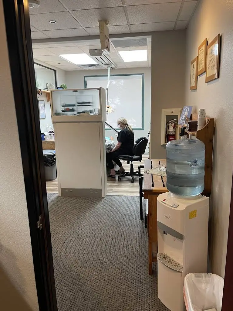 R. Lindsey Dalley DDS - Professional dental clinic exterior with modern facilities