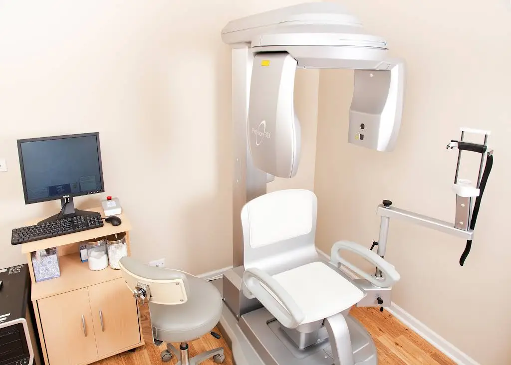 Oak Park Dental Associates - Professional dental clinic exterior with modern facilities