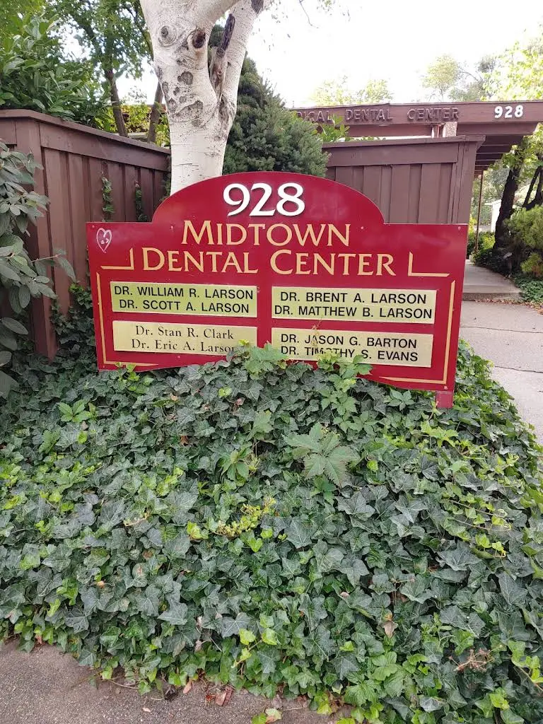 Larson Dental - Professional dental clinic exterior with modern facilities