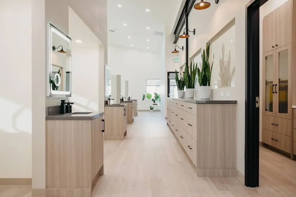 Draper Elite Orthodontics - Professional dental clinic exterior with modern facilities