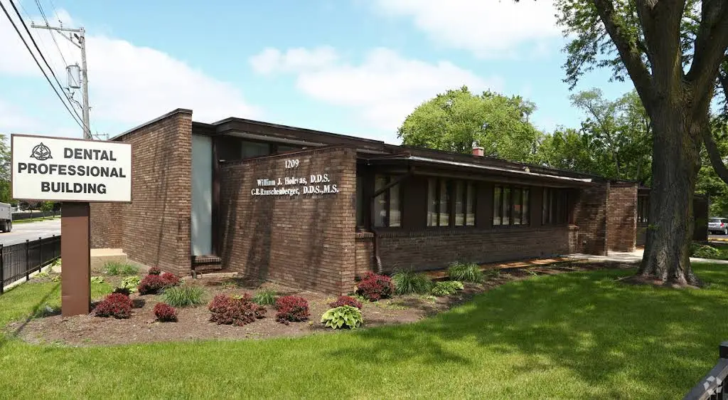 William J. Holevas D.D.S., LTD. - Professional dental clinic exterior with modern facilities