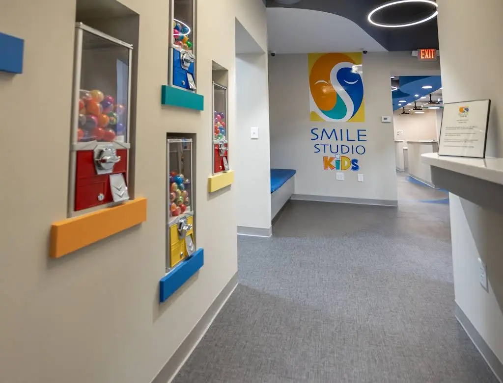 Smile Studio Kids - Professional dental clinic exterior with modern facilities