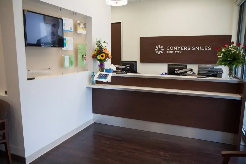 Conyers Smiles Dentistry and Orthodontics - Professional dental clinic exterior with modern facilities