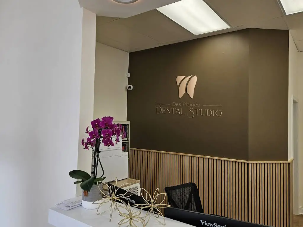 Des Plaines Dental Studio - Professional dental clinic exterior with modern facilities