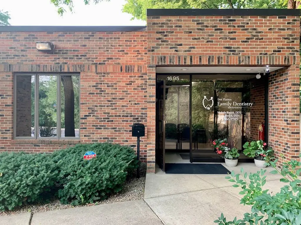 Des Plaines Family Dentistry - Mykola Rudyk DDS - Professional dental clinic exterior with modern facilities