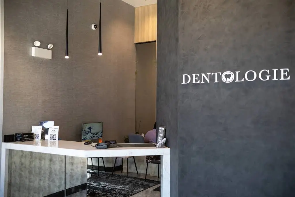 Dentologie - Bucktown - Professional dental clinic exterior with modern facilities