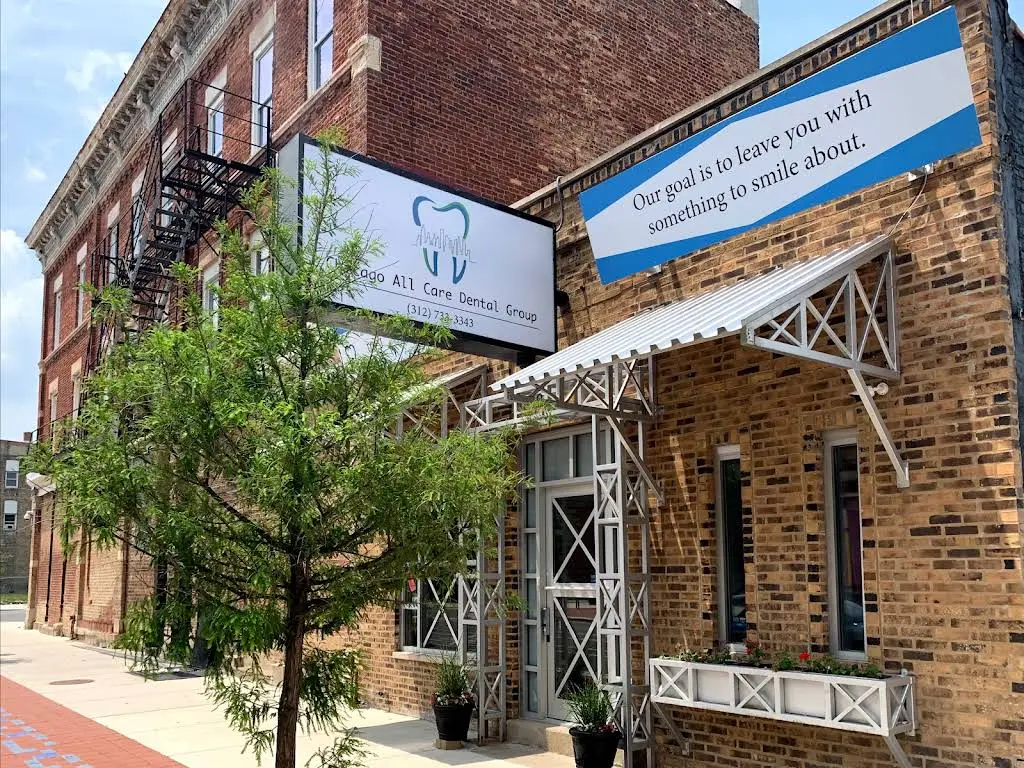 Chicago Dental Experts - Pilsen - Professional dental clinic exterior with modern facilities