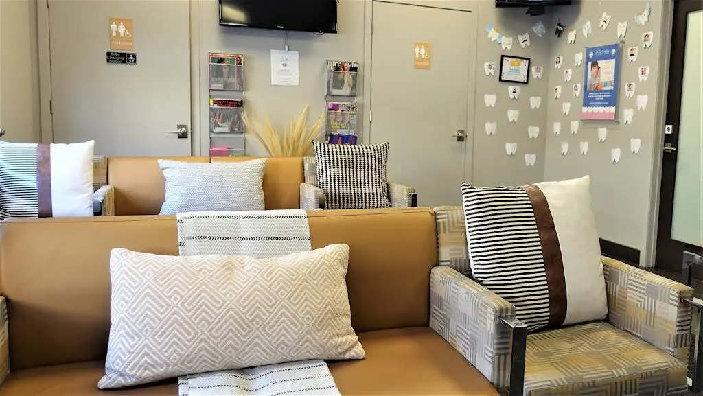 In Smyle Dental - Lakeview Roscoe Village - Professional dental clinic exterior with modern facilities