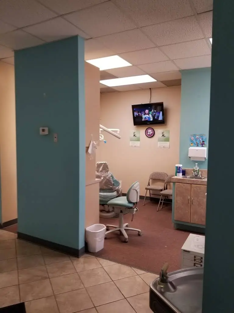 Smile Lee Faces - Professional dental clinic exterior with modern facilities