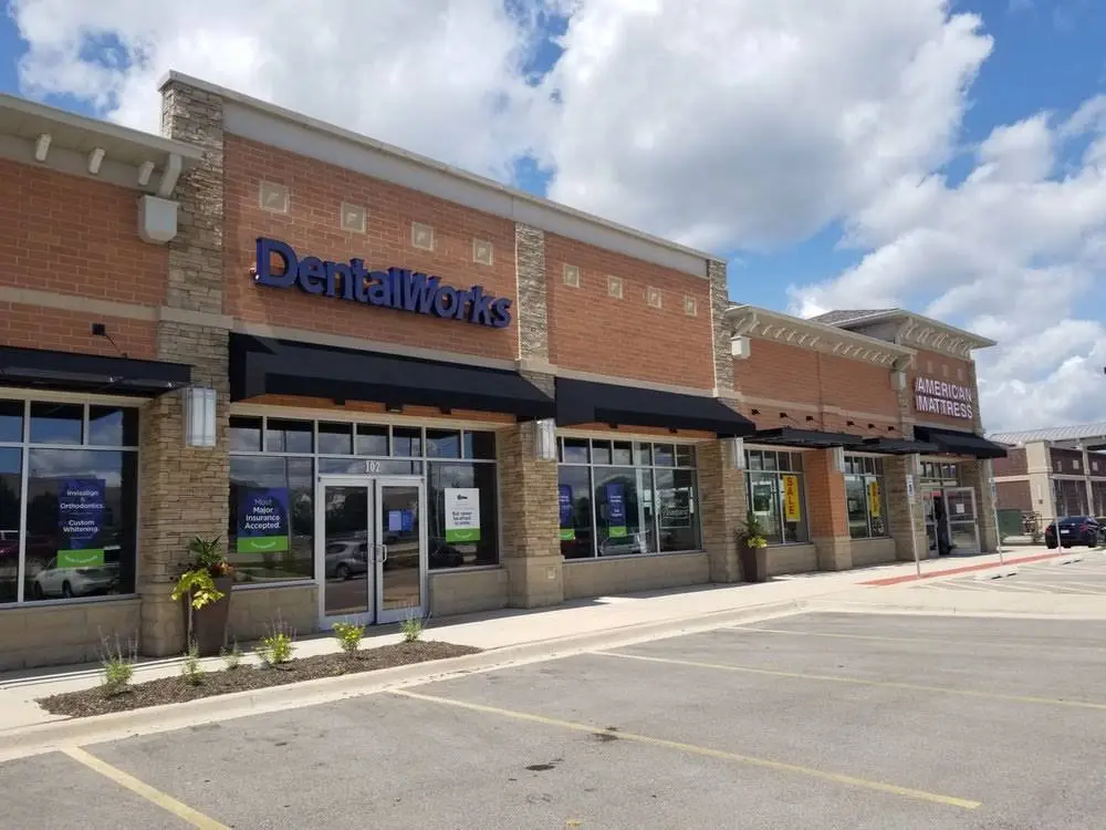 DentalWorks & Orthodontics Elgin - Professional dental clinic exterior with modern facilities