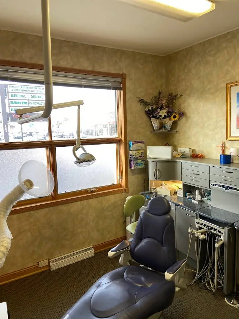 Lincoln Cosmetic Dentistry - Professional dental clinic exterior with modern facilities