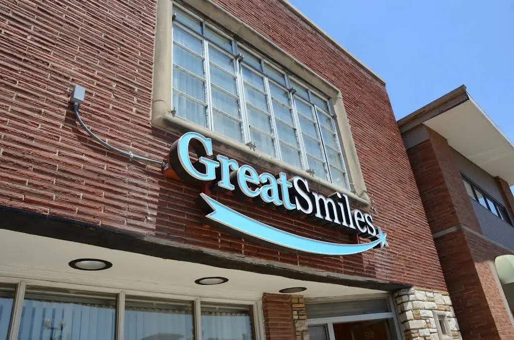 GreatSmiles - Curt Lang DDS - Professional dental clinic exterior with modern facilities