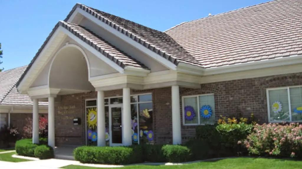 American Fork Dental Center: Dr L. Craig Rosvall, DDS - Professional dental clinic exterior with modern facilities