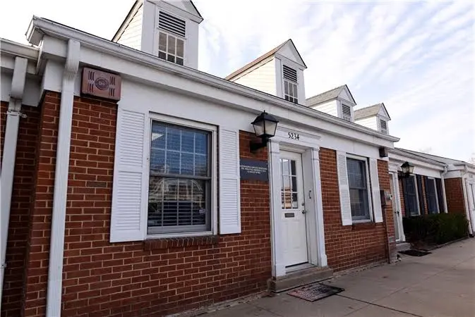 Alexandria Smiles Dentistry - Professional dental clinic exterior with modern facilities