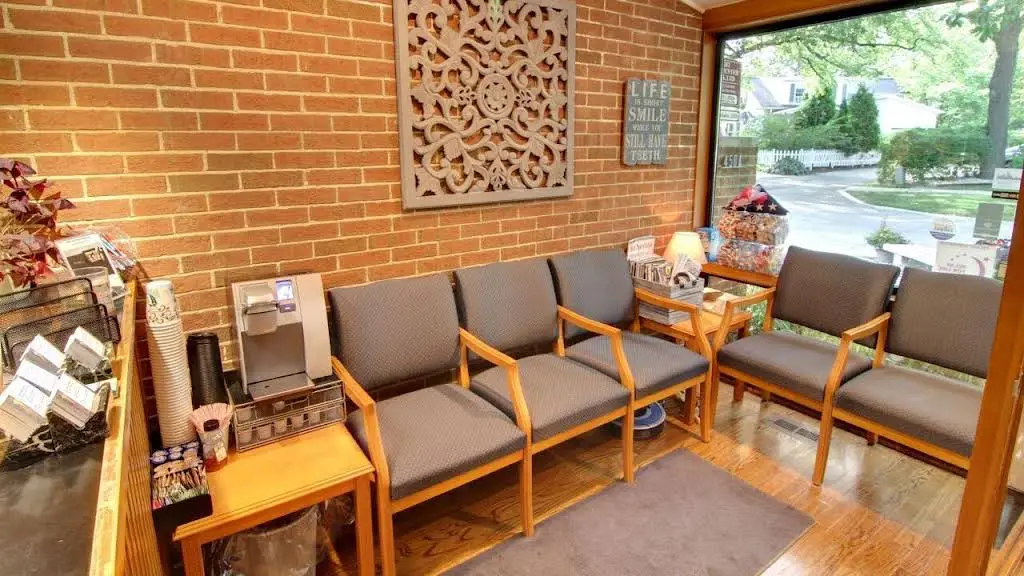 Art Carpenter, DDS, LTD - Professional dental clinic exterior with modern facilities
