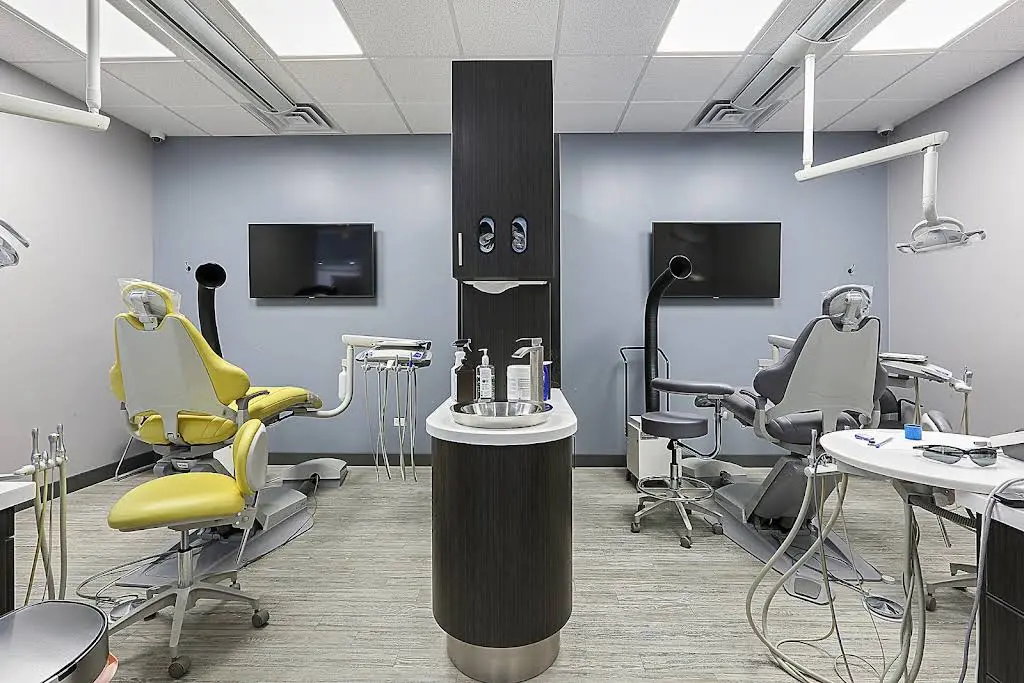 Hyde Park Smile Studio - Professional dental clinic exterior with modern facilities
