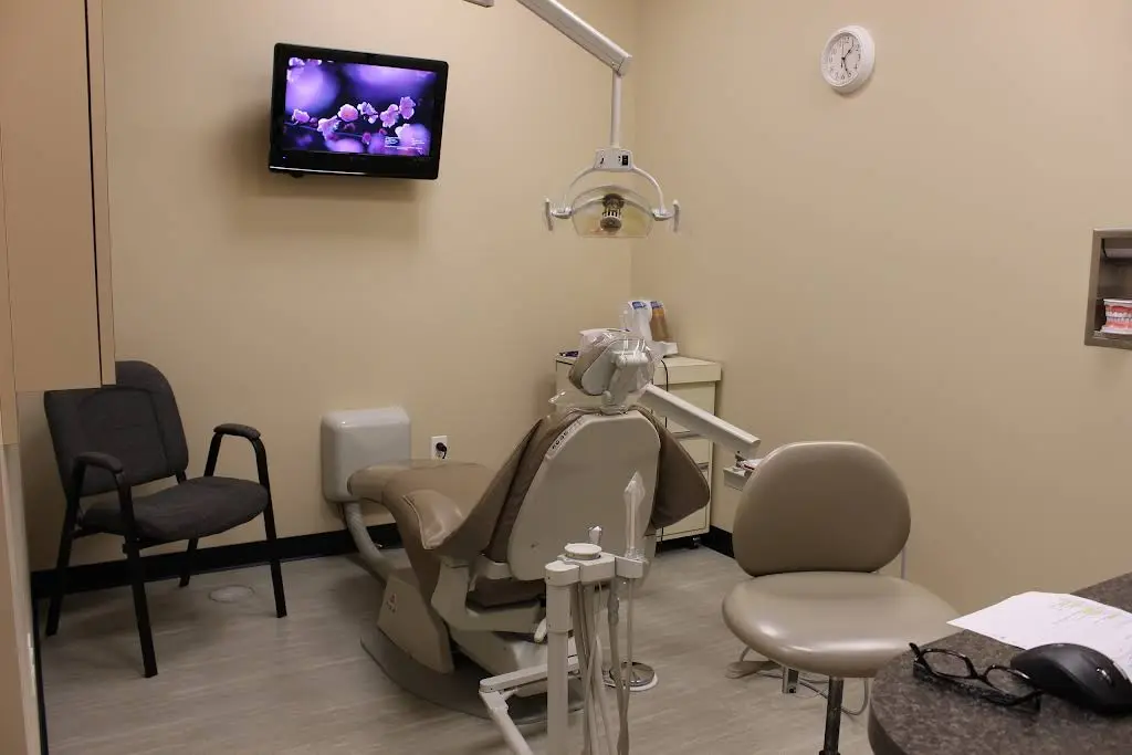 Manus Dental - Yorkville - Professional dental clinic exterior with modern facilities