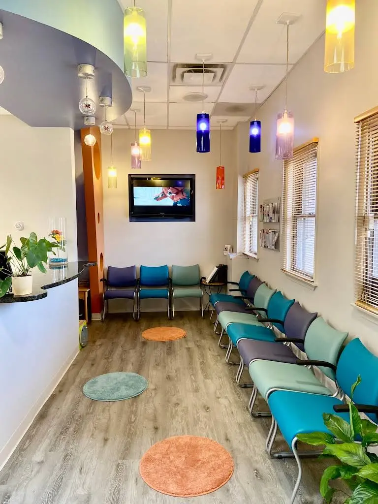 Arlington Smile Center: Lupita M. Roca DDS - Professional dental clinic exterior with modern facilities