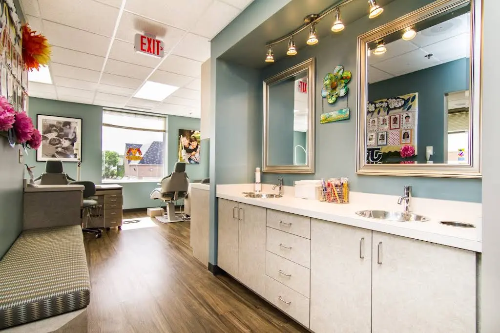 Jarosz & Valente Orthodontics - Professional dental clinic exterior with modern facilities