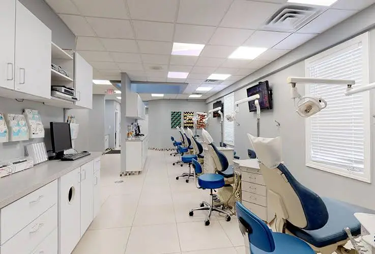 Grayslake Orthodontics - Professional dental clinic exterior with modern facilities