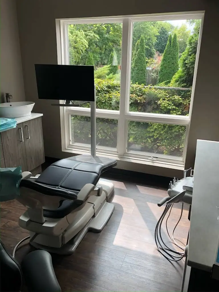 Winnetka Endodontics - Professional dental clinic exterior with modern facilities