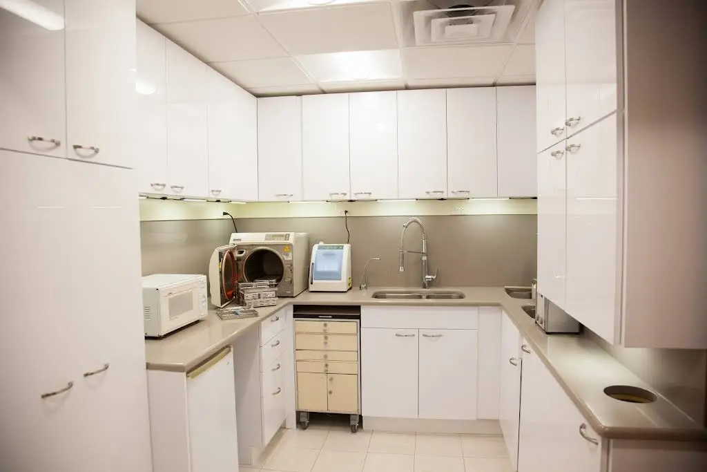 Dental Medicine Chicago - Professional dental clinic exterior with modern facilities