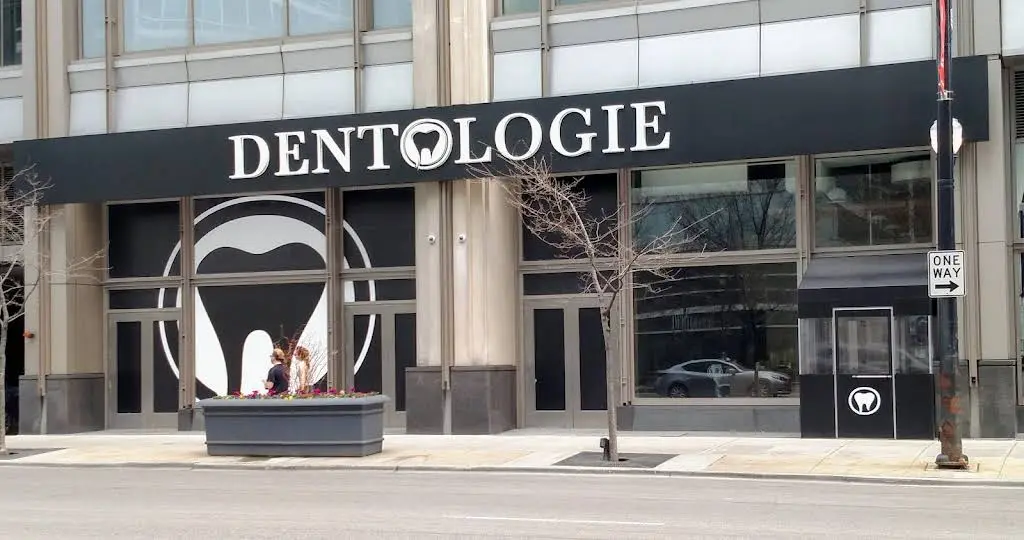 Dentologie - Streeterville - Professional dental clinic exterior with modern facilities