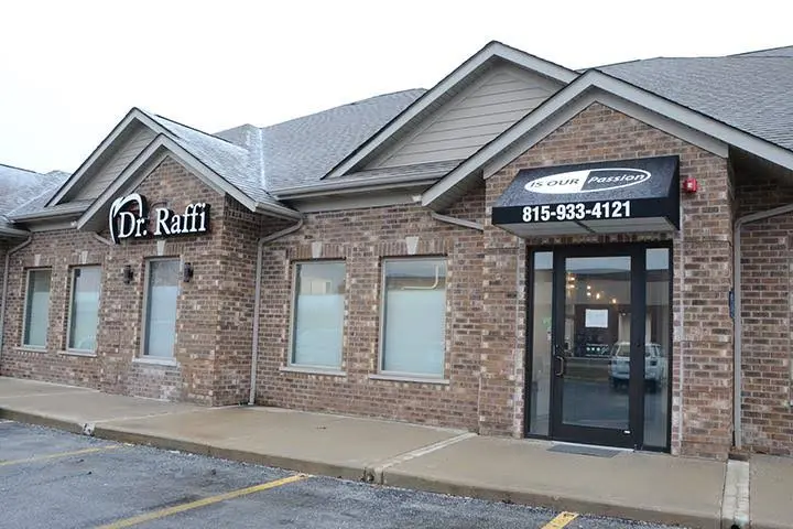 Dr. Raffi General & Implant Dentistry - Professional dental clinic exterior with modern facilities