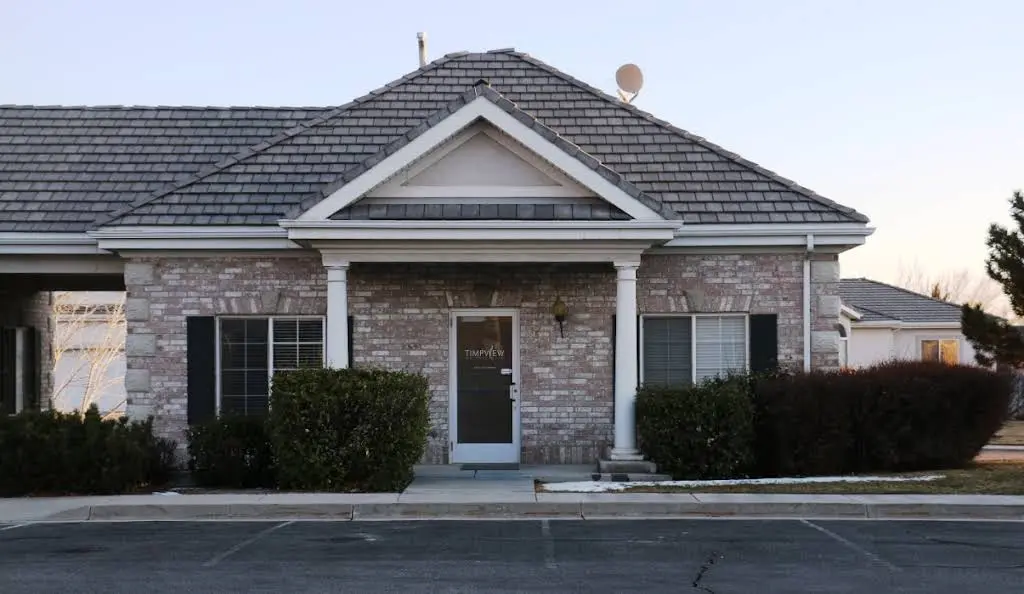 Pinecrest Endodontics - Professional dental clinic exterior with modern facilities