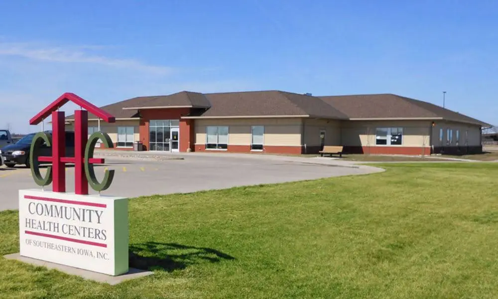 Community Health Centers of Southeastern Iowa - Burlington Clinic - Professional dental clinic exterior with modern facilities