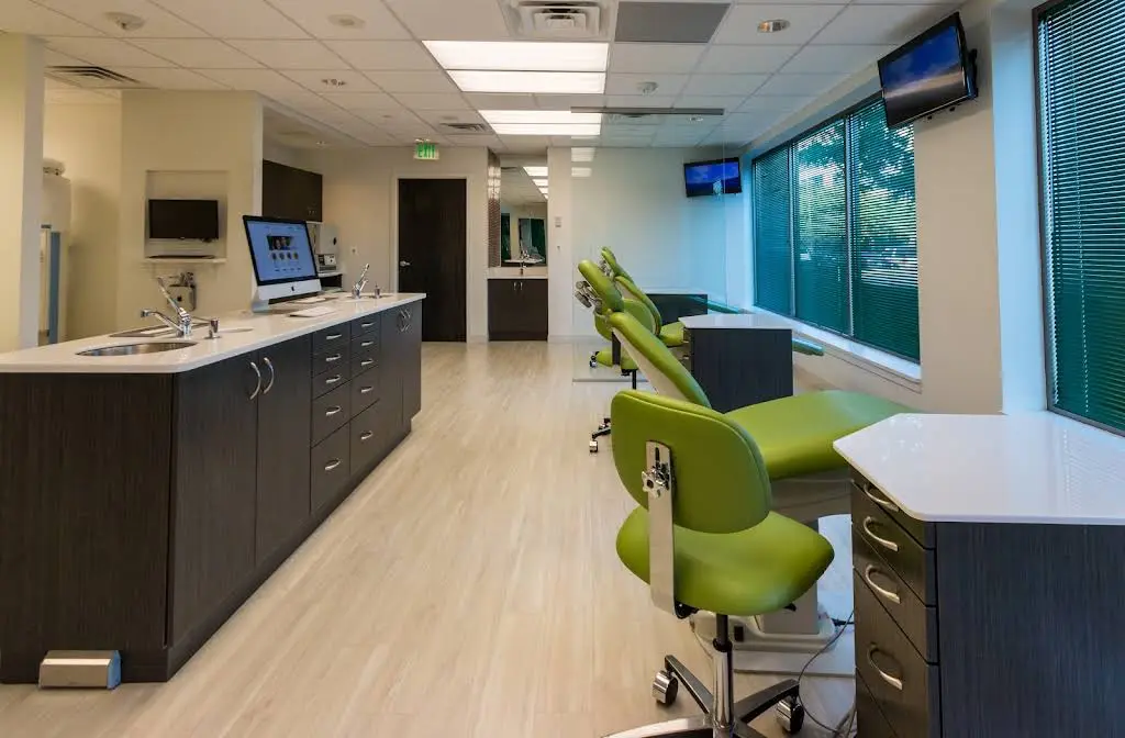 Esi Orthodontics - Professional dental clinic exterior with modern facilities