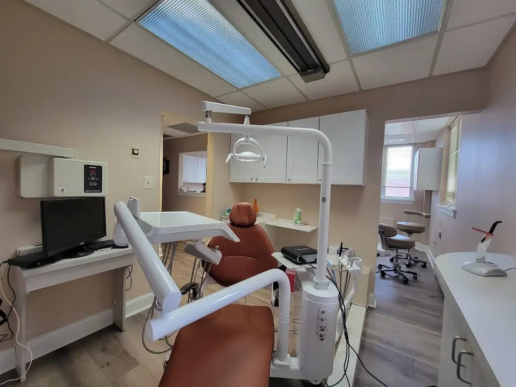 Servicios Dentales Hispanos - Professional dental clinic exterior with modern facilities