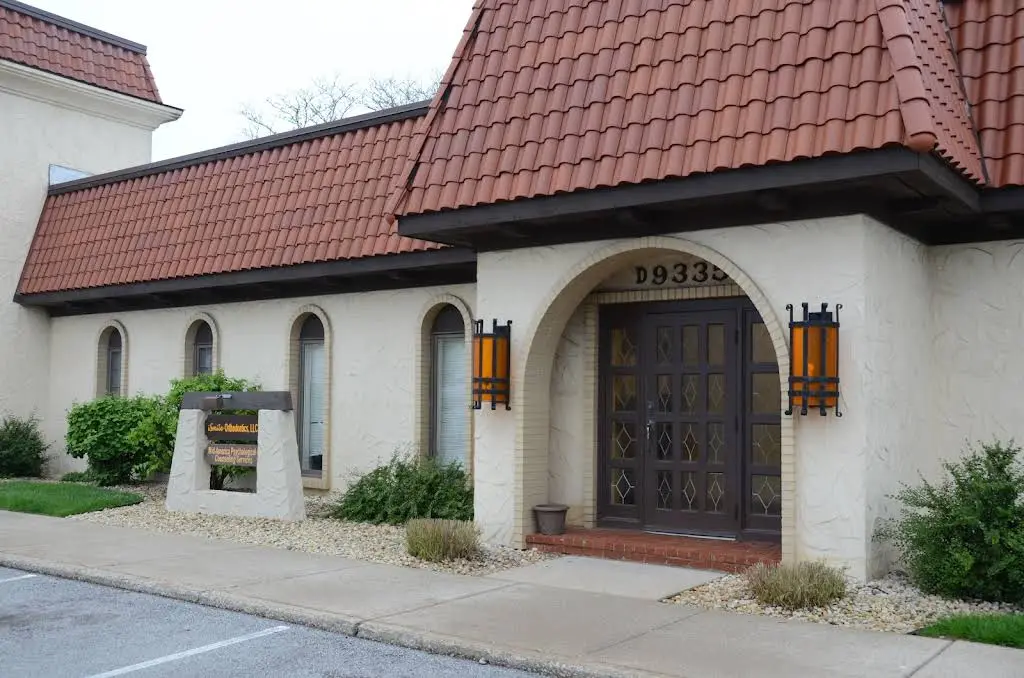 iSmile Orthodontics: Thomas Surber DDS - Professional dental clinic exterior with modern facilities