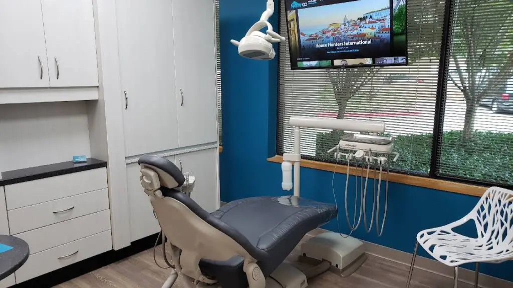 Lakeside Smiles Columbia - Professional dental clinic exterior with modern facilities