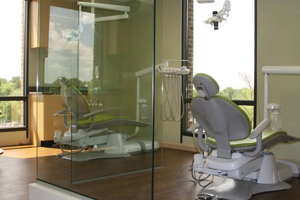 Vienna Periodontics & Implant Surgery - Professional dental clinic exterior with modern facilities