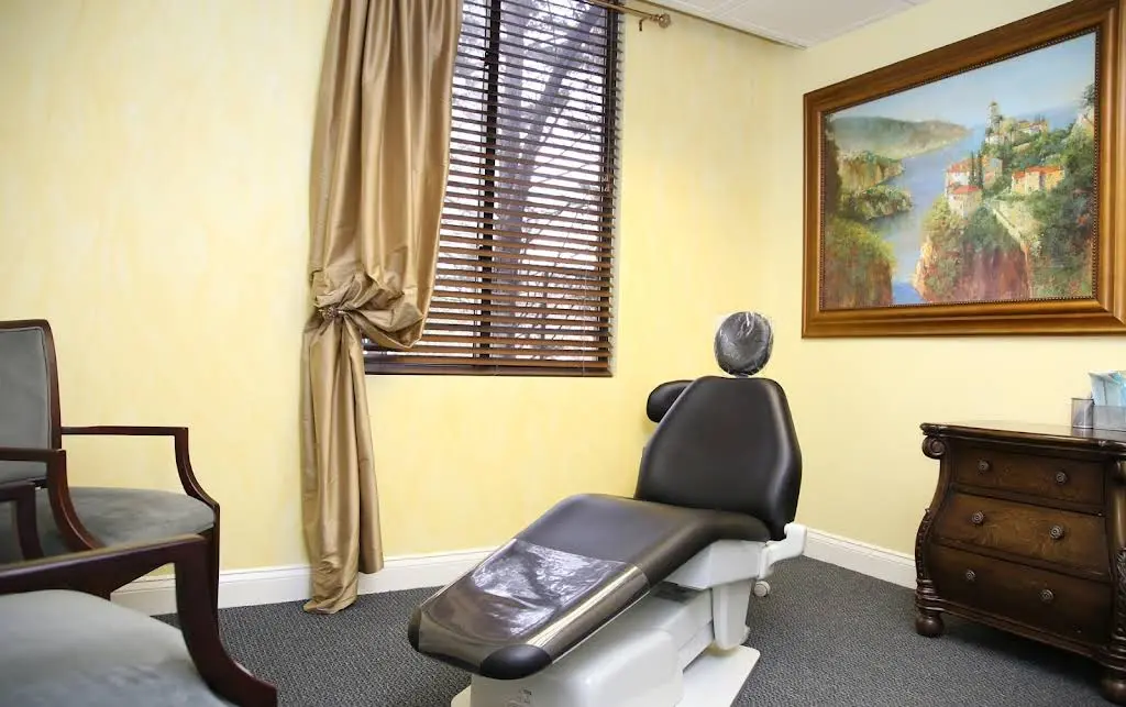 Minahan Orthodontics - Professional dental clinic exterior with modern facilities