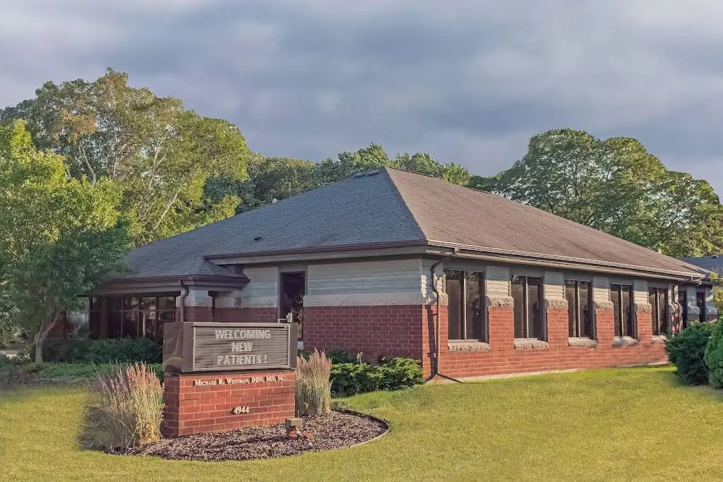Michael Westman, DDS, MS, SC - Professional dental clinic exterior with modern facilities