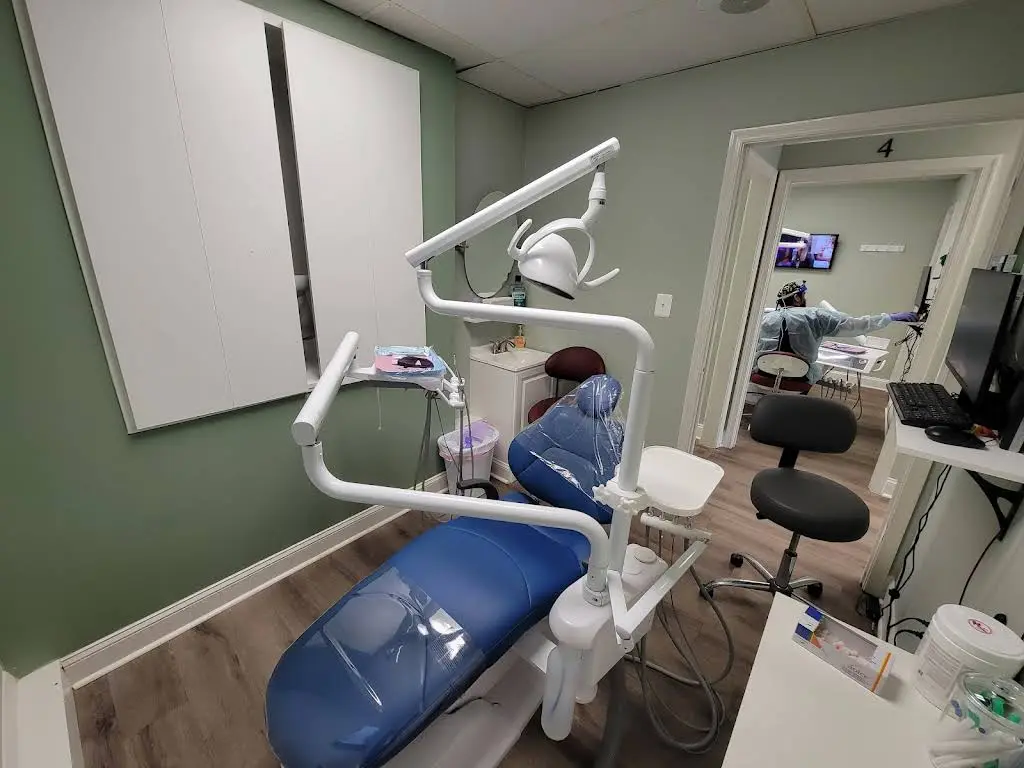 Servicios Dentales Hispanos - Professional dental clinic exterior with modern facilities